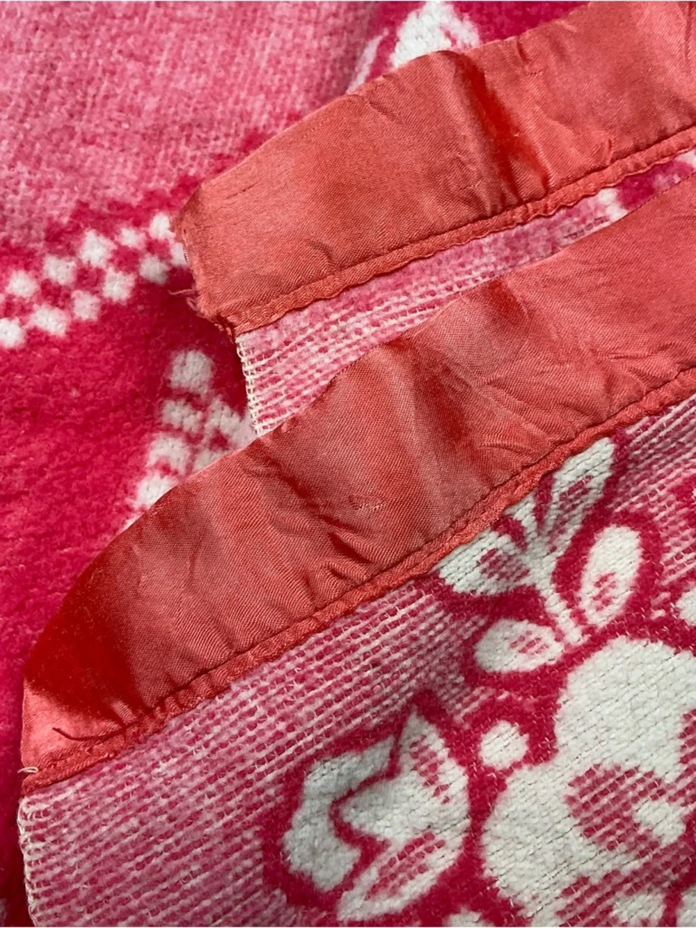 Vintage 1960s pink and cream reversible flower basket blanket 63 x 78